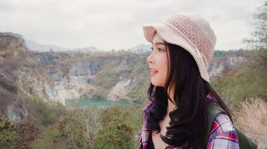 Yürüyüşçü Asya backpacker kadın dağın tepesine yürüyüş.