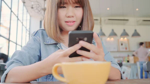 Nainen bloggaaja valokuvaus vihreä tee cup kahvilassa puhelimellaan . — kuvapankkivalokuva
