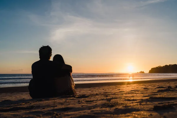 Молодая азиатская пара наблюдая закат возле пляжа, сладкая пара счастливый расслабиться насладиться любовью и романтический момент, когда закат вечером. Семейная пара путешествует по пляжной концепции . — стоковое фото