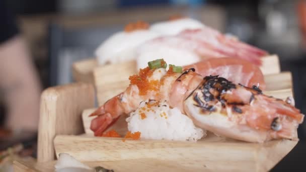 Japon Restoranında Suşi Yiyen Asyalı Kadın Yazın Öğle Yemeğinde Karides — Stok video