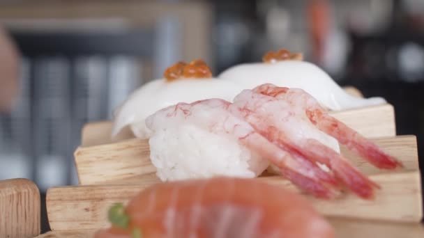 Aziatische Vrouw Eten Sushi Japans Restaurant Jonge Vrouwelijke Eten Garnalen — Stockvideo