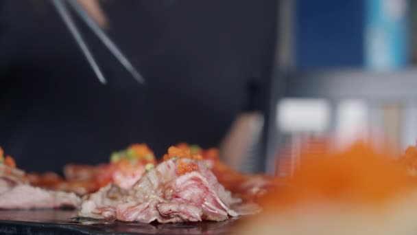 亚洲妇女在日本餐厅吃寿司 年轻女性拿着筷子 在夏天的午餐时间吃瓦格玉牛肉寿司 生活方式女性吃传统食物的概念 慢动作拍摄 — 图库视频影像
