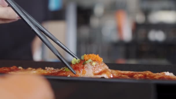 亚洲妇女在日本餐厅吃寿司 年轻女性拿着筷子 在夏天的午餐时间吃瓦格玉牛肉寿司 生活方式女性吃传统食物的概念 慢动作拍摄 — 图库视频影像