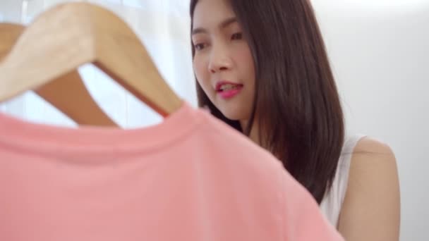 Красивая Привлекательная Молодая Азиатская Женщина Выбирает Свою Одежду Одежды Шкафу — стоковое видео
