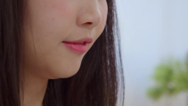 Молодая Азиатка Помадой Макияж Перед Зеркалом Счастливая Женщина Помощью Косметики — стоковое видео