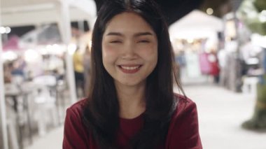 Bangkok kamera tatil gezisi bakarak mutlu gülümseyen portre gezgin Asyalı kadın duygu, Tayland, backpacker Asya kadın Khao San Road gece yolculuk keyfini çıkarın. Yavaş çekim çekimi.