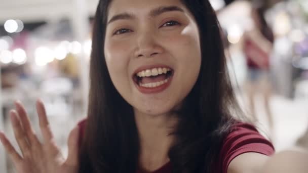 旅行者亚洲博客妇女旅行在曼谷 美丽的女性使用手机制作Vlog和生活在社交媒体在考圣路 妇女旅行在泰国的概念 慢动作拍摄 — 图库视频影像