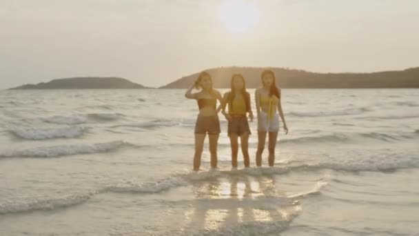 Gruppo Giovani Donne Asiatiche Che Corrono Sulla Spiaggia Amici Felici — Video Stock