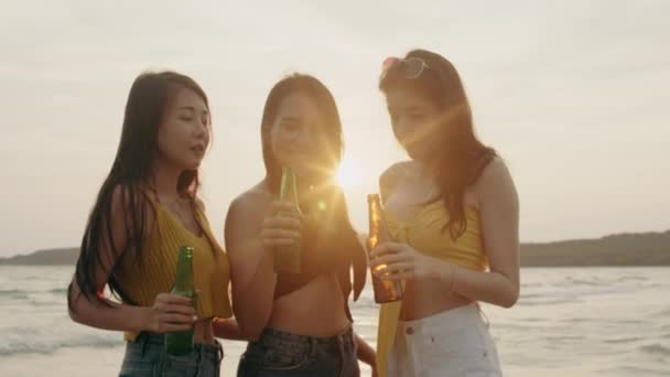 Gruppo Ragazze Asiatiche Adolescenti Che Festeggiano Sulla Spiaggia Amici Felici — Video Stock