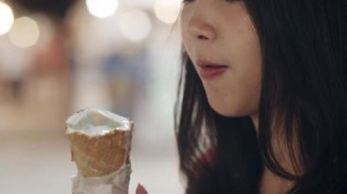 Bangkok Asya genç kadın seyahat, Tayland, güzel kadın mutlu yürüyüş hissi ve Khao San Road dondurma yeme. Kadınlar Tayland kavramı sokak gıda yemek seyahat. Yavaş çekim çekimi.