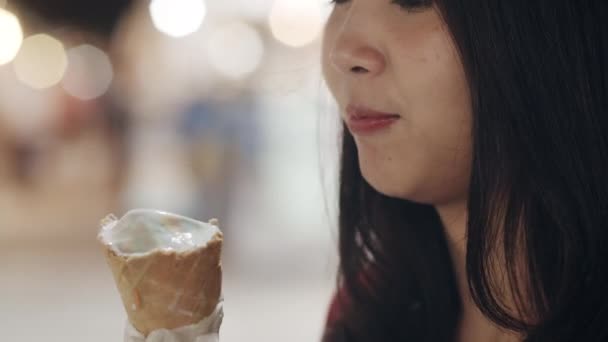 亚洲年轻女子在泰国曼谷旅行 美丽的女性感觉快乐步行和吃冰淇淋在考山路 妇女旅游吃街头食品在泰国的概念 慢动作拍摄 — 图库视频影像