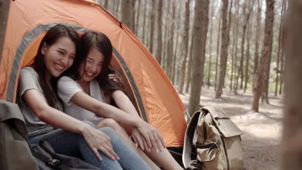 Lgbt Lesbianas Mujeres Pareja Camping Picnic Juntos Bosque Adolescente Disfrutar — Vídeos de Stock