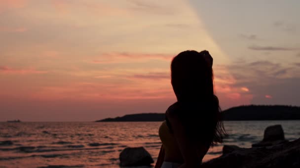 Jovem Mulher Asiática Assistindo Pôr Sol Perto Praia Bela Mulher — Vídeo de Stock