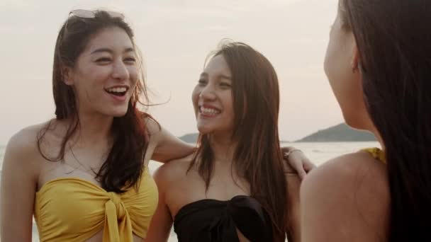 Grupo Mujeres Asiáticas Hablando Juntas Disfrutar Momentos Divertidos Playa Hermosa — Vídeos de Stock