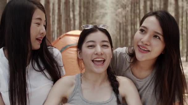 青少年女性使用智能手机Vlog视频和生活在社交媒体上 一群年轻的亚洲朋友在森林中露营 冒险活动和旅游假期假期在夏季 慢动作拍摄 — 图库视频影像