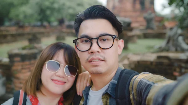 Selfie tatil gezisi Ayutthaya, Tayland, harcama süre alarak smartphone kullanarak seyahat Asya çift çift geleneksel şehirde inanılmaz Simgesel Yapı, onların yolculuk keyfini çıkarın. — Stok fotoğraf