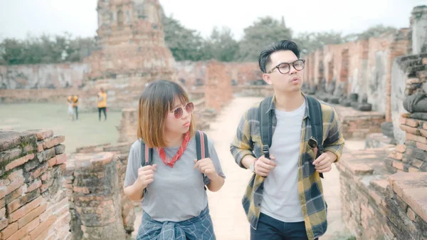 Voyageur couple asiatique passer des vacances voyage à Ayutthaya, Thaïlande, routards couple doux profiter de leur voyage à un point de repère incroyable dans la ville traditionnelle. Lifestyle couple voyage vacances concept . — Photo