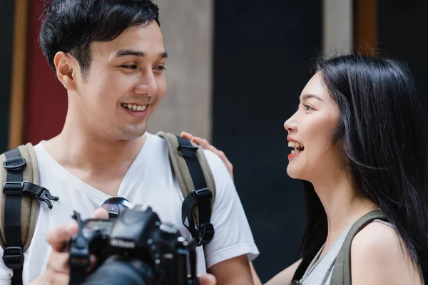 Voyageur couple asiatique en utilisant un appareil photo pour prendre une photo tout en passant un voyage de vacances à Pékin, en Chine, couple profiter du voyage à un point de repère incroyable dans la ville. Mode de vie couple voyage en ville concept . — Photo
