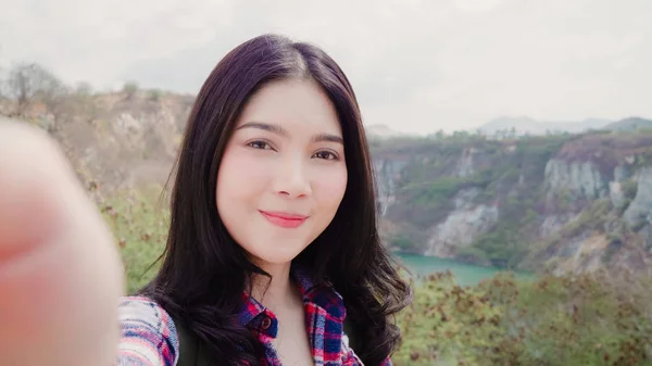 Blogger ázsiai hátizsákos nő rekord vlog videó a hegy tetején, fiatal nő boldog mobiltelefonnal, hogy vlog video élvez ünnepek gyalogos kaland. Életmód a nők utazási és Relax koncepció. — Stock Fotó