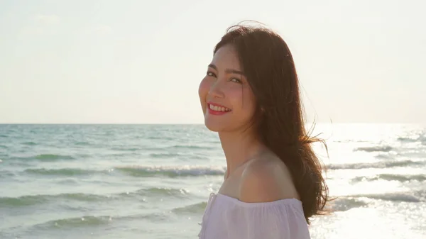 Junge asiatische Frau am Strand. schöne weibliche glücklich entspannen Spaziergänge am Strand in der Nähe des Meeres bei Sonnenuntergang am Abend. Lifestyle-Frauen reisen am Strand. — Stockfoto