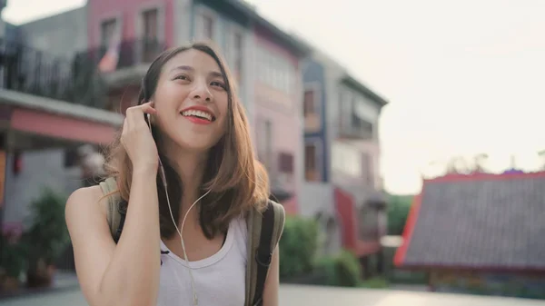 Asiatica zaino in spalla blogger donna utilizzando smartphone per chattare, controllare i social media e ascoltare musica mentre si viaggia a Chinatown a Pechino, Cina. Stile di vita zaino turistico viaggio vacanza concetto . — Foto Stock