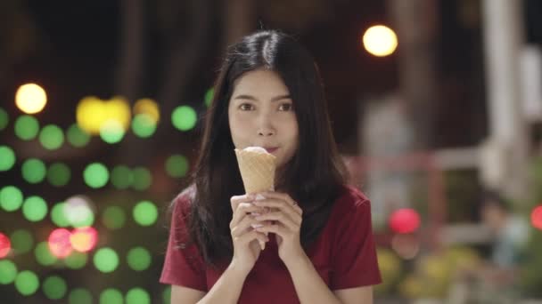 亚洲年轻女子在泰国曼谷旅行 美丽的女性感觉快乐步行和吃冰淇淋在考山路 妇女旅游吃街头食品在泰国的概念 慢动作拍摄 — 图库视频影像