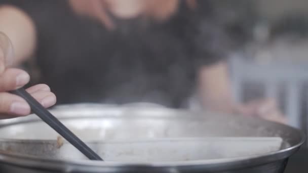 Aziatische Vrouw Het Eten Van Hete Pot Japans Restaurant Jonge — Stockvideo