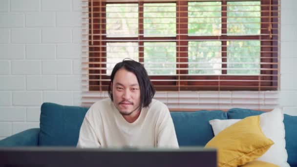 Asyalı Bir Adam Oturma Odasında Video Oyunu Oynuyor Erkek Kendini — Stok video