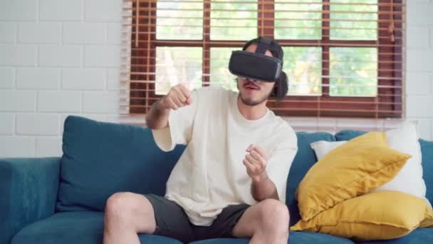 Asiatische Mann Mit Brille Virtual Reality Simulator Spielt Videospiele Wohnzimmer — Stockvideo