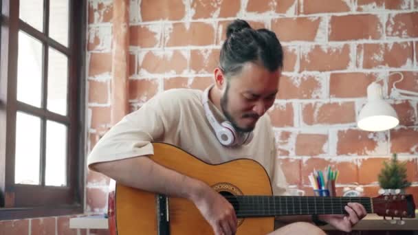 사운드 스튜디오에서 음악을 제작하는 예술가 아시아 기타를 연주하고 거실에서 노래를 — 비디오