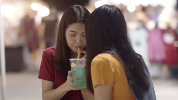 アジアの若い女性の友人は バンコク 美しい女性はカオサンロードで幸せな飲み物のカクテルを感じて旅行します 女性はタイのコンセプトでストリートフードを食べる旅行 スローモーションショット — ストック動画