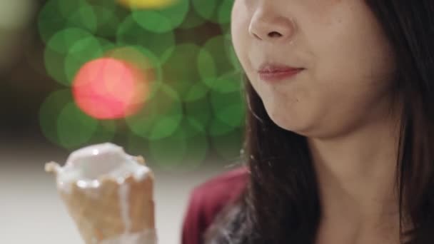 アジアの若い女性は バンコク 美しい女性は カオサンロードでアイスクリームを食べて幸せな感じ 女性はタイのコンセプトでストリートフードを食べる旅行 スローモーションショット — ストック動画