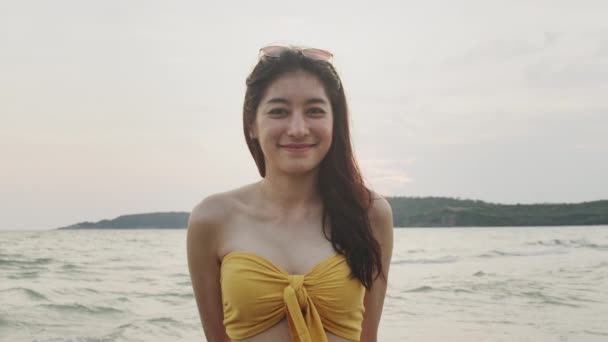 Молодая Азиатка Чувствует Себя Счастливой Пляже Красивая Женщина Счастлива Расслабиться — стоковое видео