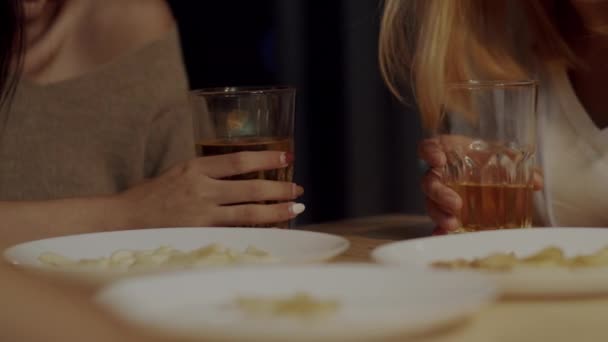 맥주를 마시며 맥주를 마시며 아시아 친구들이 집에서 축하하는 간식과 음료병을 — 비디오