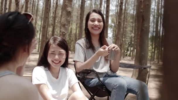 Groep Jonge Aziatische Vrienden Kamperen Picknicken Samen Bos Tiener Vrouw — Stockvideo