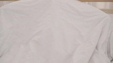 Asyalı çift yatak odasında yatakta yatan, çift evde yatakta birlikte battaniye altında oynarken komik zaman sahip mutlu hissediyorum. Çift evde kavramı aşk anı zevk dinlenmek.