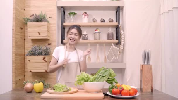 Blogger Asiática Haciendo Ensalada Cocina Joven Mujer Sintiéndose Feliz Bailando — Vídeo de stock