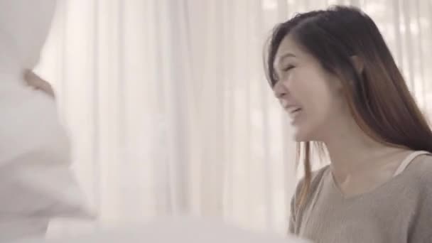 Азиатская Пара Играющая Бой Подушками Кровати Спальне Жена Муж Наслаждаются — стоковое видео