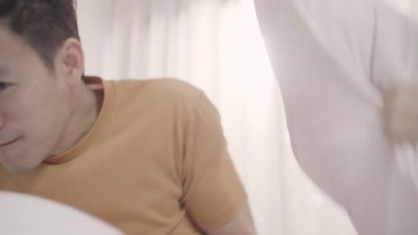 Asyalı Çift Yatak Odasında Yatakta Yastık Mücadele Oynarken Eşi Kocası — Stok video