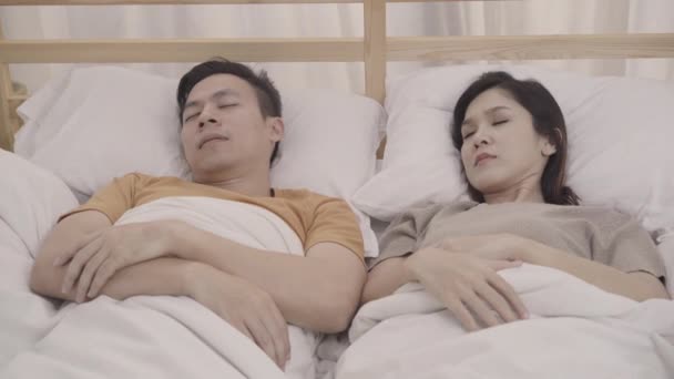 Asian Couple Wife Annoyed Snore Husband Sleep Bedroom Couple Lying — Stock Video