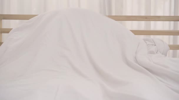 亚洲夫妇躺在床上的卧室 夫妇感到快乐有有趣的时间玩毯子下一起在床上在家里 情侣放松享受爱情时刻在家里的概念 — 图库视频影像