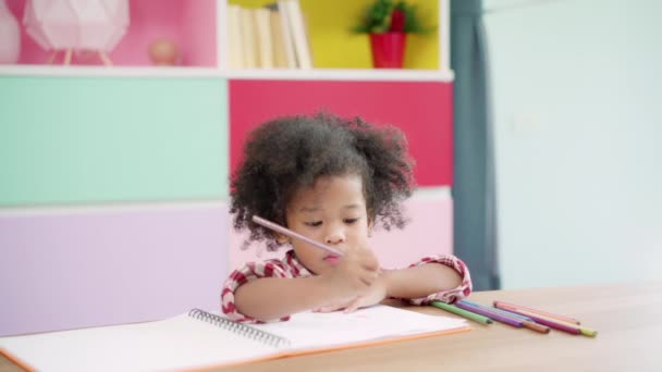 Movimento Lento Crianças Africanas Desenho Fazer Lição Casa Sala Aula — Vídeo de Stock