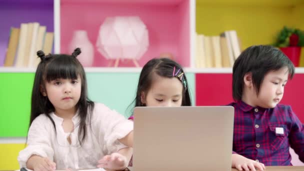 Yavaş Çekim Sınıfta Dizüstü Bilgisayar Kullanan Bir Grup Çocuk Çok — Stok video