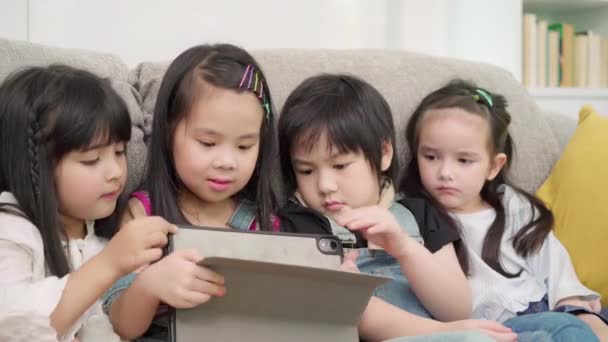 Gruppo Bambini Che Usano Tablet Classe Ragazzi Ragazze Multietnici Felici — Video Stock