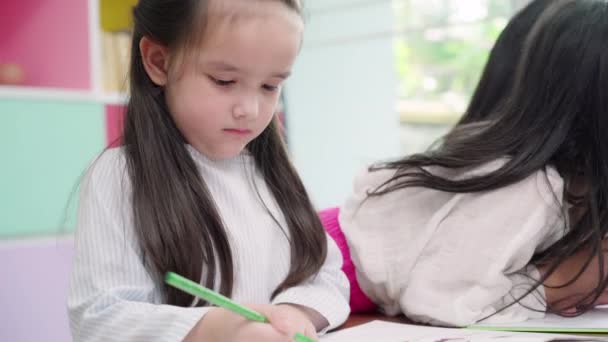 Grupo Niños Dibujando Aula Chicos Chicas Jóvenes Multiétnicos Feliz Estudio — Vídeos de Stock