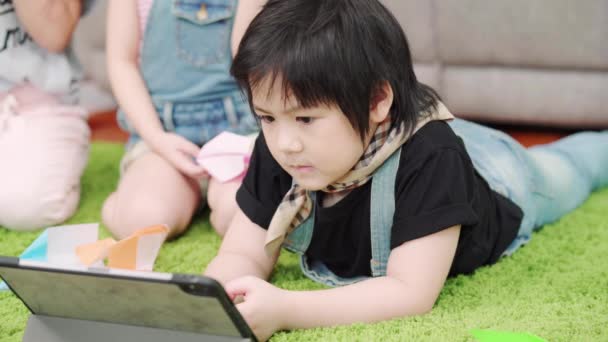 Grupo Crianças Usando Tablet Sala Aula Meninos Meninas Multi Étnicos — Vídeo de Stock