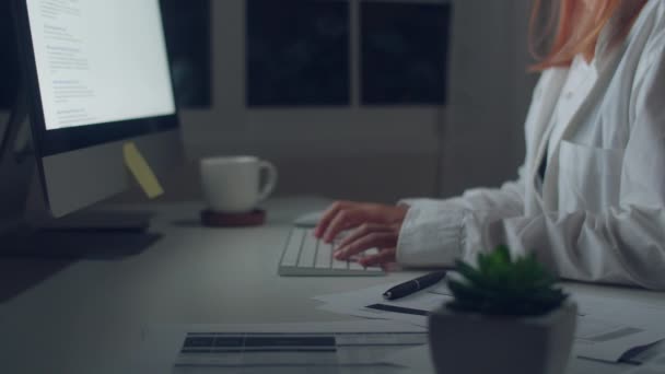Junge Asiatische Frau Arbeitet Spät Mit Schreibtisch Auf Schreibtisch Wohnzimmer — Stockvideo