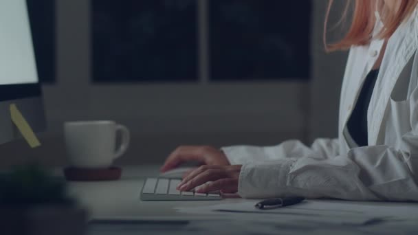 Νέος Ασιάτης Ισσα Γυναίκα Εργάζεται Αργά Χρησιμοποιώντας Desktop Στο Γραφείο — Αρχείο Βίντεο