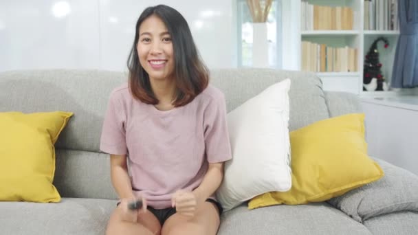 Asiatisk Kvinna Cheer Fotbollsmatch Framför Vardagsrum Hemma Kvinnlig Känsla Lycklig — Stockvideo