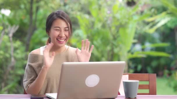 Mujer Asiática Usando Videoconferencia Portátil Con Amigos Mujer Relajarse Sintiéndose — Vídeo de stock